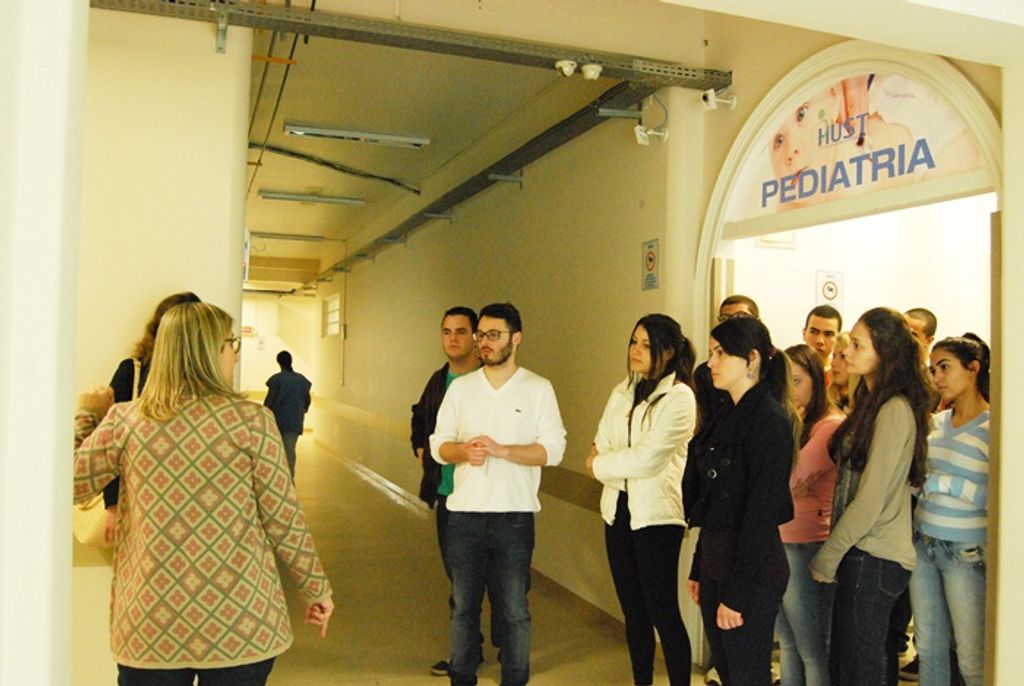 Acadêmicos da 1ª fase de Medicina conhecem a estrutura física do hospital universitário
