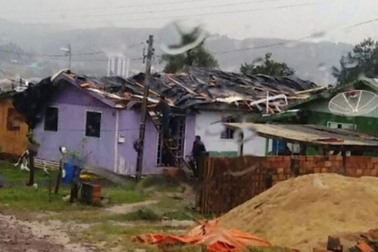 Vendaval destelha residências em bairro de Ponte Serrada