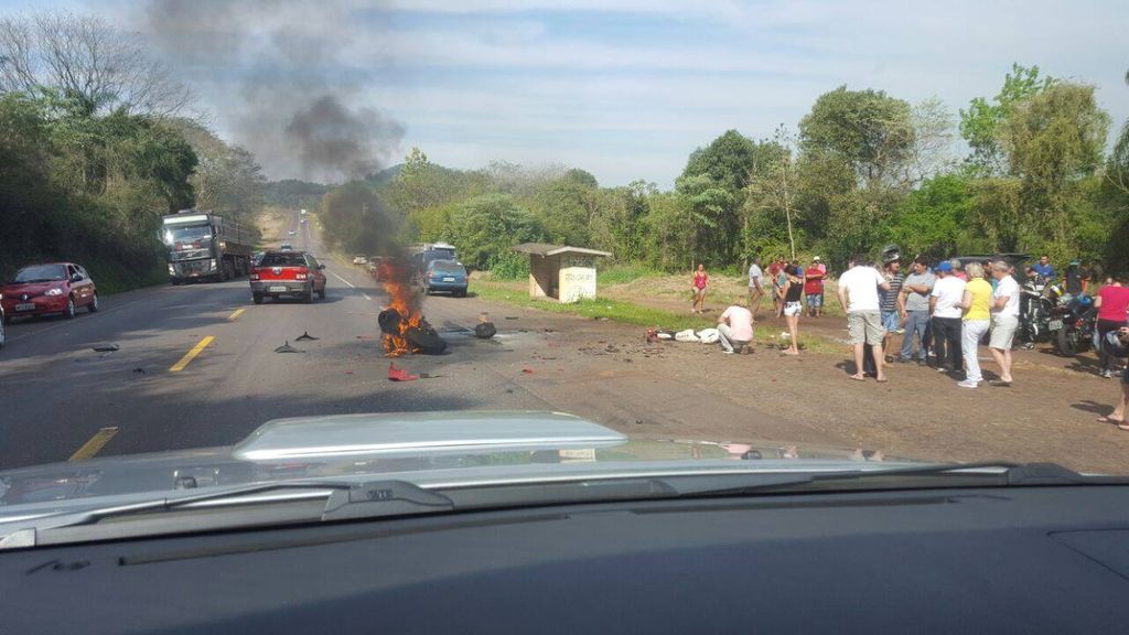 Moto pega fogo após acidente e motociclista morre no Oeste