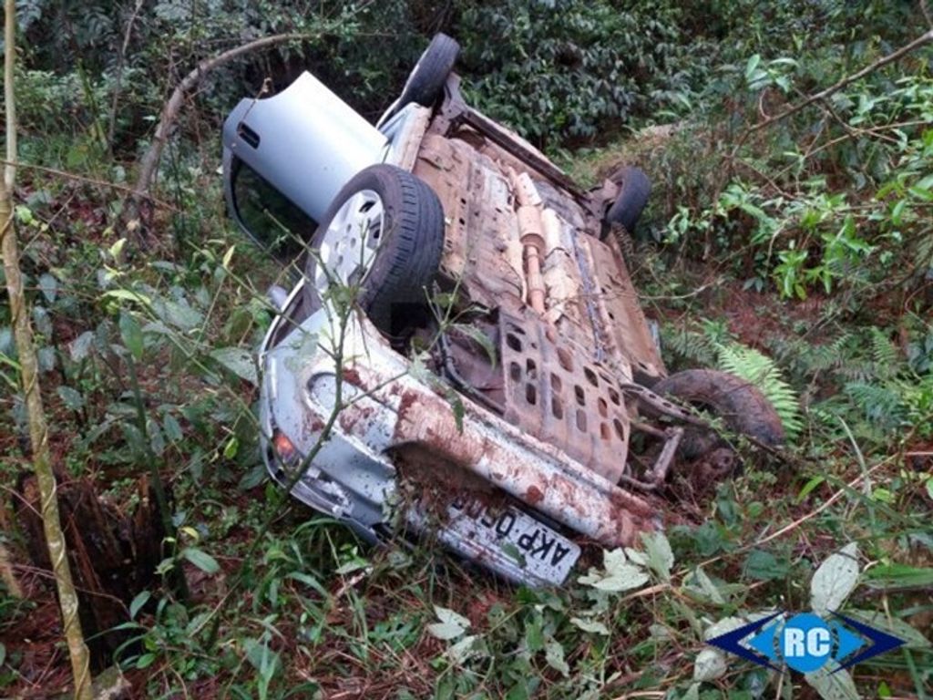 Saída de Pista seguida de capotamento na SC 390 interior de Piratuba