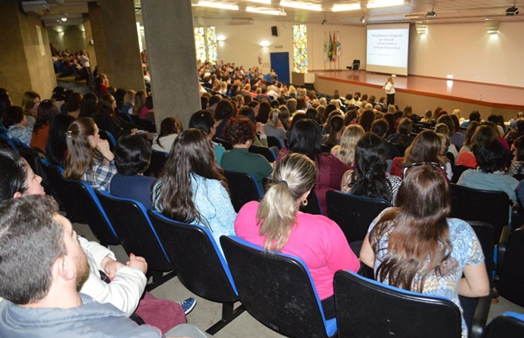 Gered Joaçaba realiza mais uma etapa da formação continuada sobre a Proposta Curricular