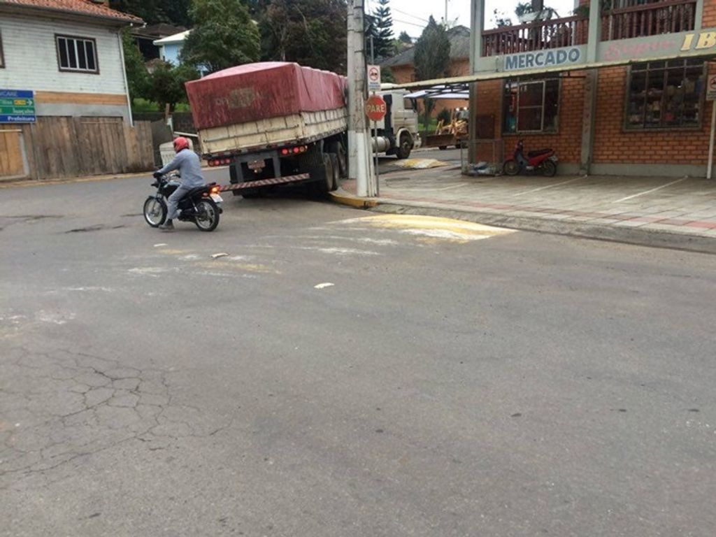 Carreta enrosca em poste e deixa trânsito em meia-pista no centro de Ibicaré