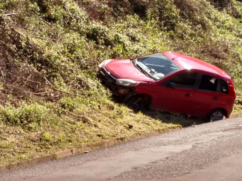 Motorista perde o controle da direção e atropela ciclista