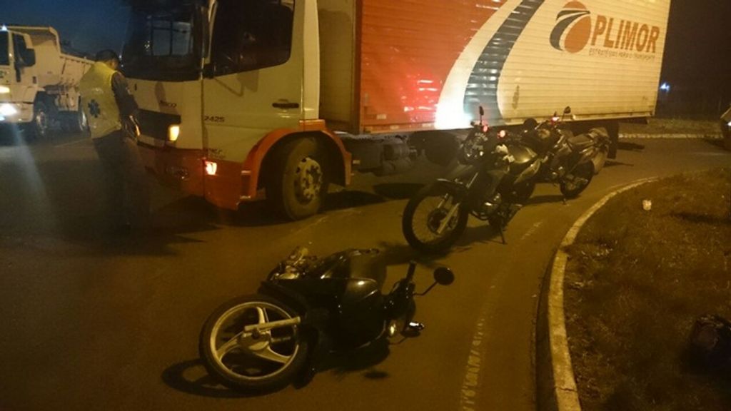 Mulher fica ferida após colisão entre caminhão e moto em Joaçaba
