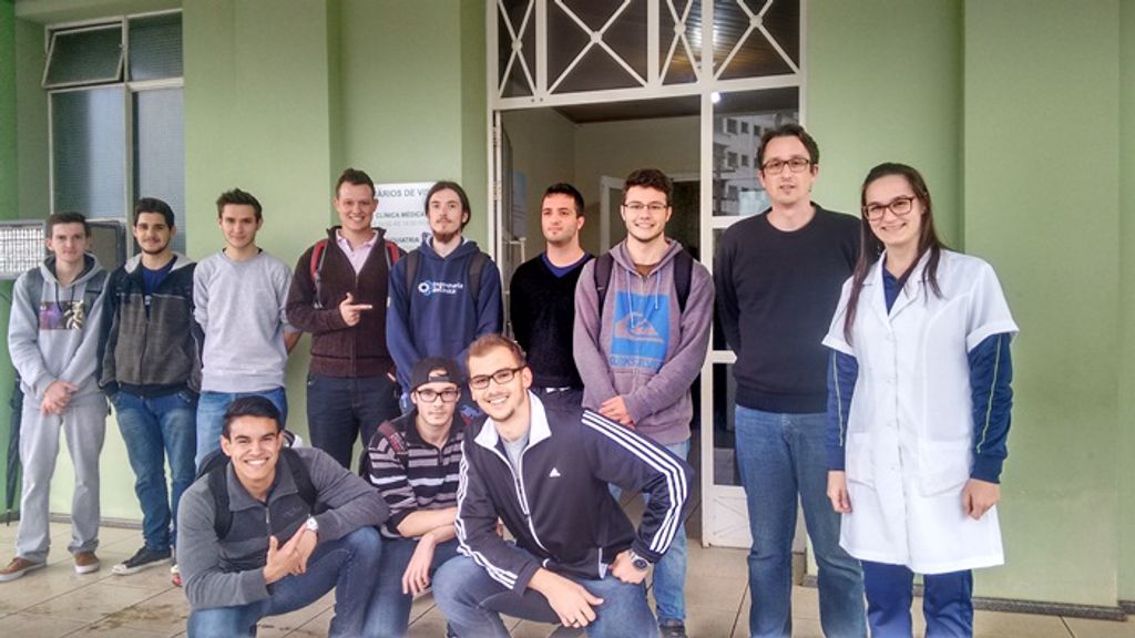 Alunos de Engenharia Mecânica do IFC doam alimentos para Hospital São Roque