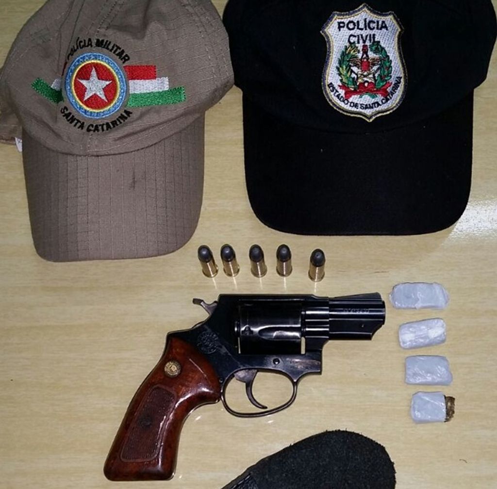 Ação conjunta das polícias Civil e Militar prende um e apreende arma e maconha