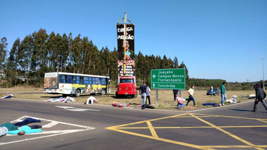 Manifestação no trevão de Irani chamou a atenção para abusos na jornada de trabalho dos motoristas