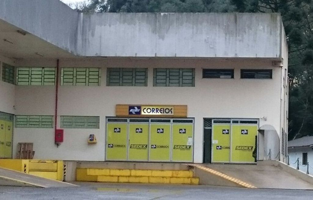 Cliente revoltado quebra vidro do balcão do atendimento da agência dos Correios de Joaçaba