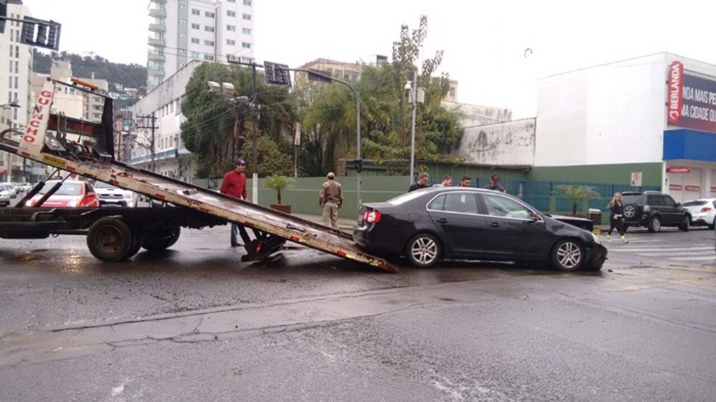 Colisão envolve dois carros no centro de Joaçaba
