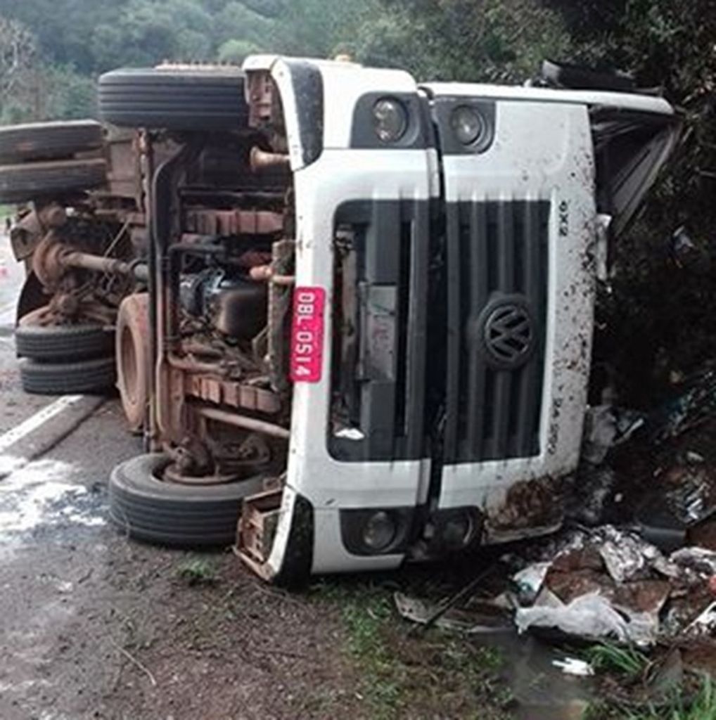 Caminhão tomba na BR 282 em Vargem Bonita