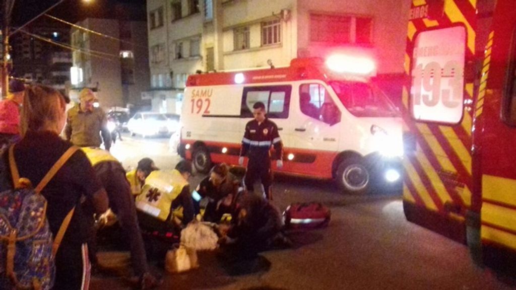Jovem fica ferida após colisão entre carro e moto na Rua Getúlio Vargas