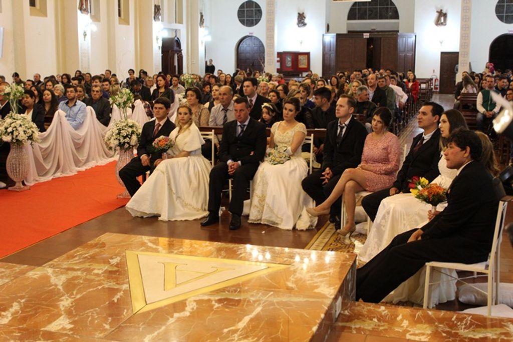 Dez casais celebram o matrimônio em cerimônia conjunta realizada em Joaçaba