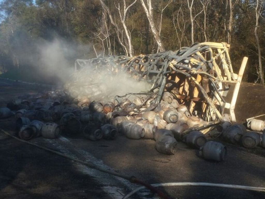 Caminhão com botijões de gás explode ao bater em carreta e carro