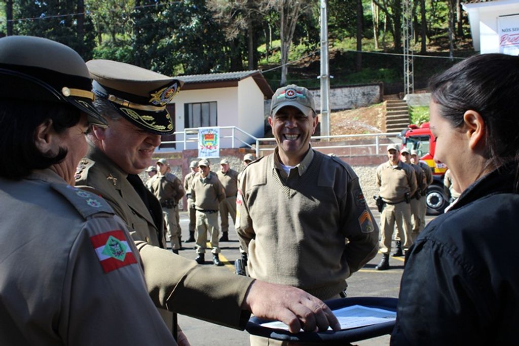 Policiais e Bombeiros recebem promoções e homenagens  em Herval d’ Oeste