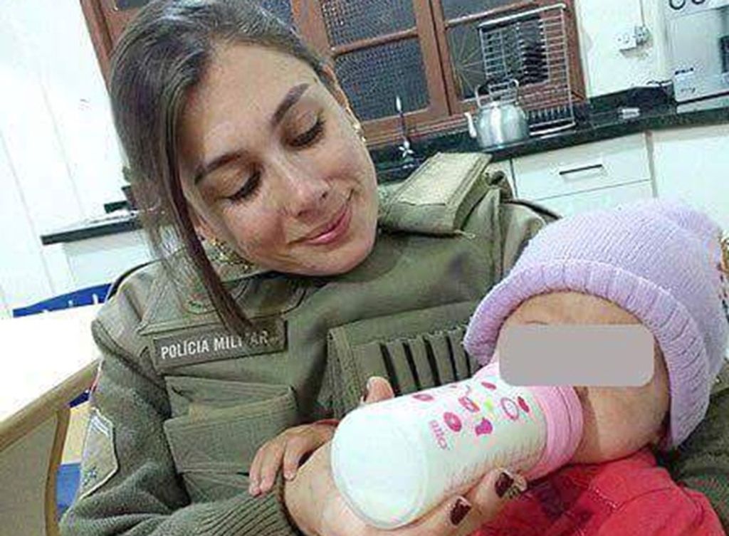 Após briga de casal, criança encontra aconchego nos braços de PM feminina