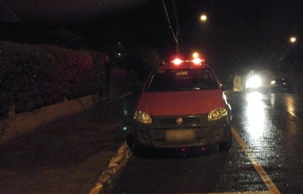Homem quebra vidro e furta bolsa de dentro de carro