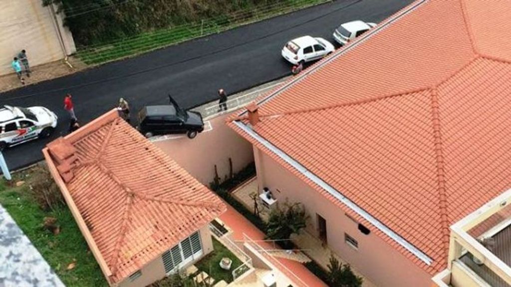 Carro quase despenca após condutora perder o controle ao tentar estacionar em Videira
