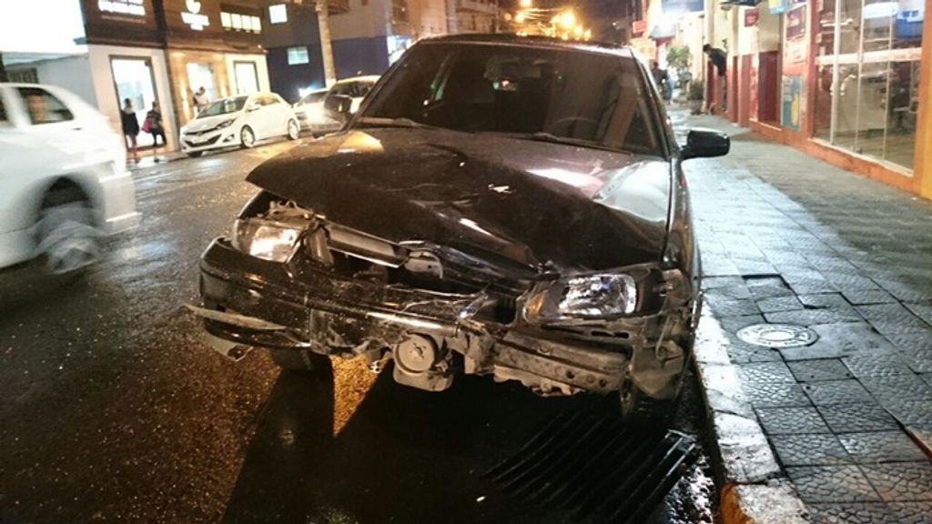 Colisão entre carro e moto deixa uma pessoa ferida na Avenida Santa Terezinha