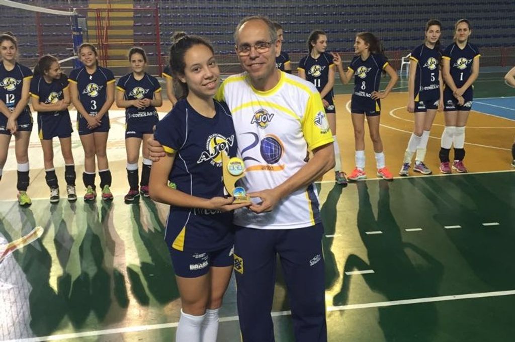 AJOV é campeã e atleta da entidade leva título de melhor jogadora