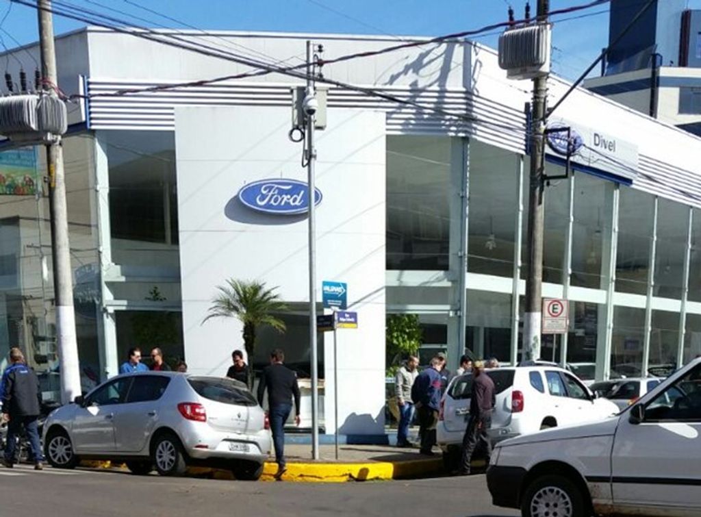 Colisão entre dois veículos na esquina das ruas Francisco Lindner e Felipe Schmidt