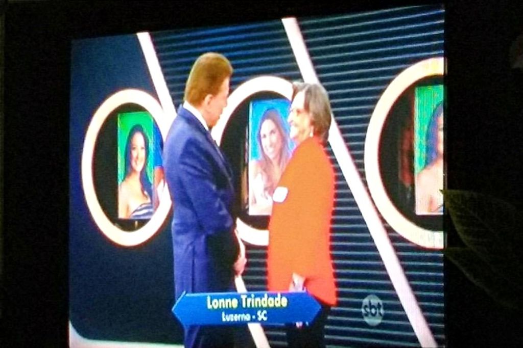 Moradora de Luzerna realiza o sonho de conhecer Silvio Santos e participa de programa no Sbt