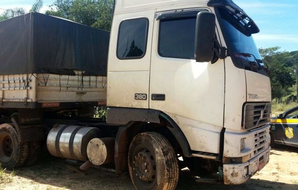 PRF apreende 378 kg de maconha dentro dos pneus de uma carreta na BR 101