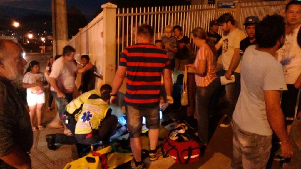 Menino de 13 anos fica ferido ao bater com bicicleta em veículo