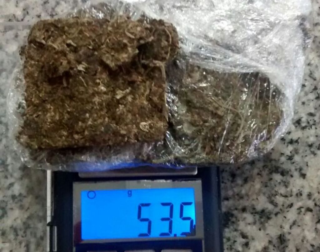 Mulher é presa com drogas escondidas nos seios em Joaçaba