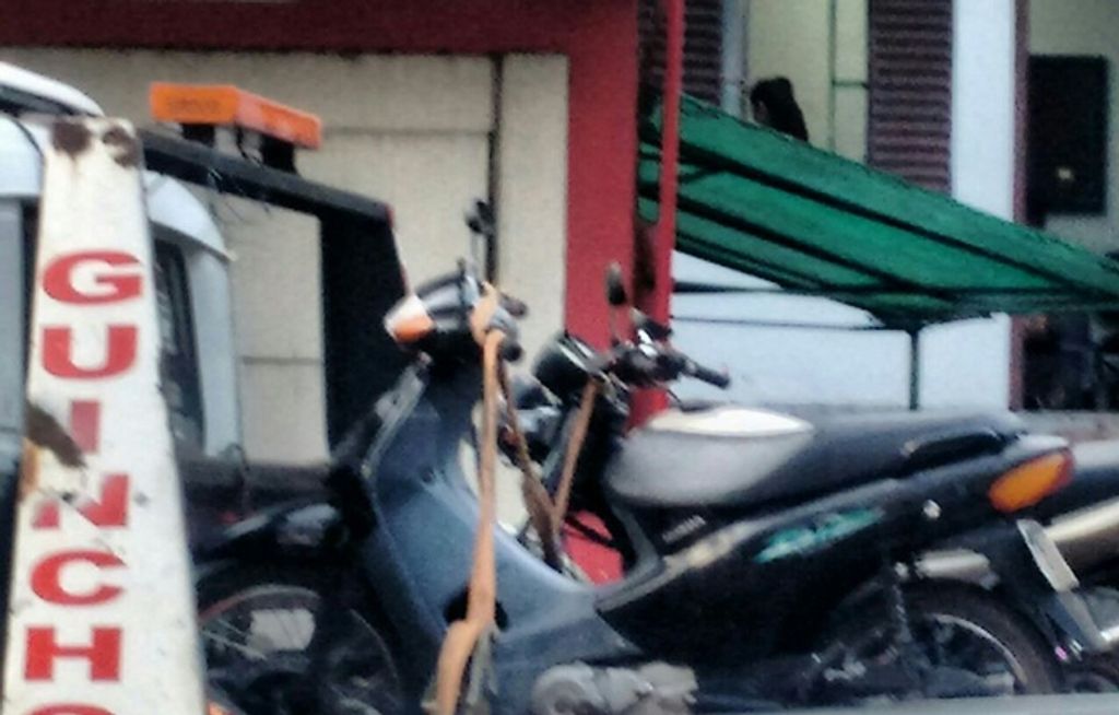 Rapaz cai de moto e é preso por estar dirigindo alcoolizado e com habilitação vencida