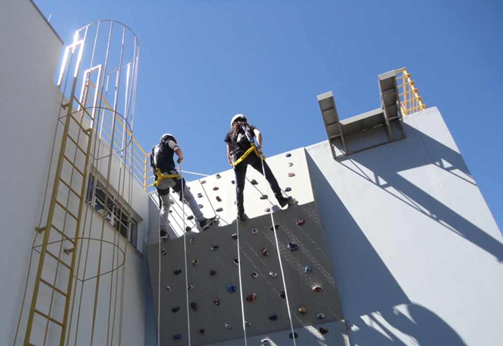 IFC Luzerna inicia atividades de escalada em estrutura construída no campus