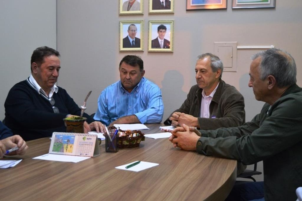 Candidatos a prefeito e vice de Herval d´Oeste assinam termo de compromisso com CDL e ACIHO