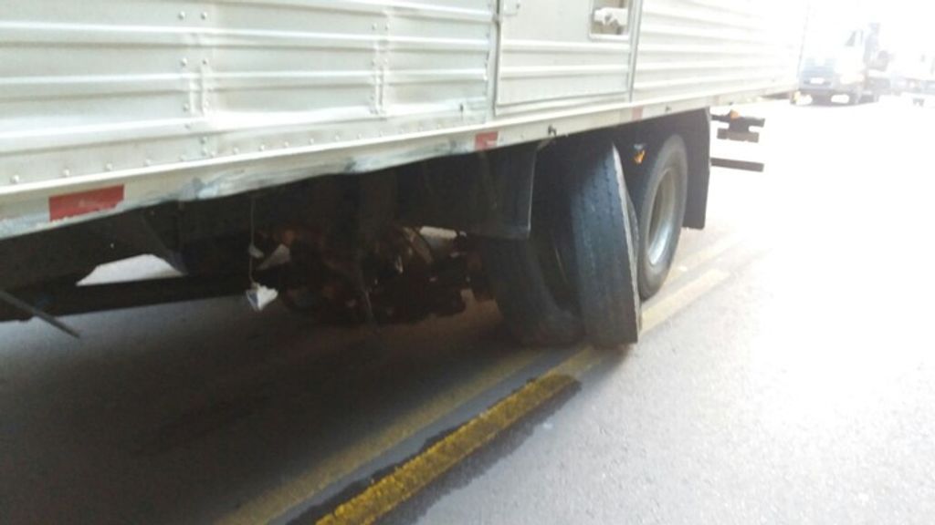 Veículo invade a contramão e colide contra caminhão na BR 282, em Joaçaba