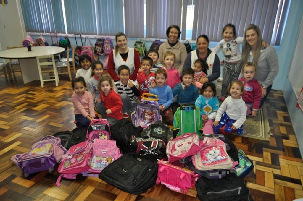Loja Multi faz doação de mochilas a Creche Irmã Sheila de Joaçaba