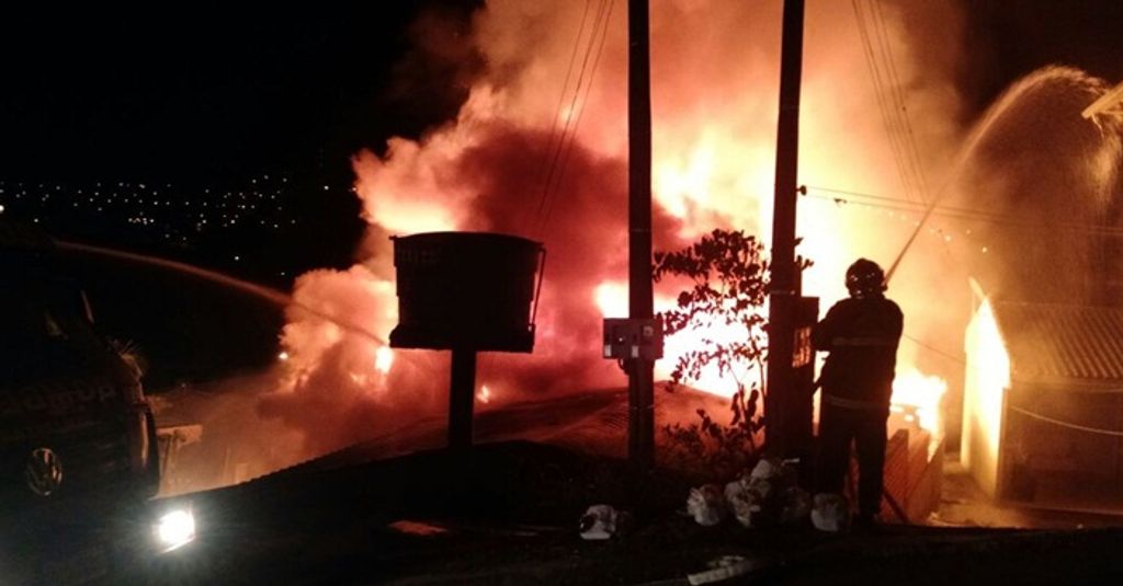 Três pessoas morrem durante incêndio em residência