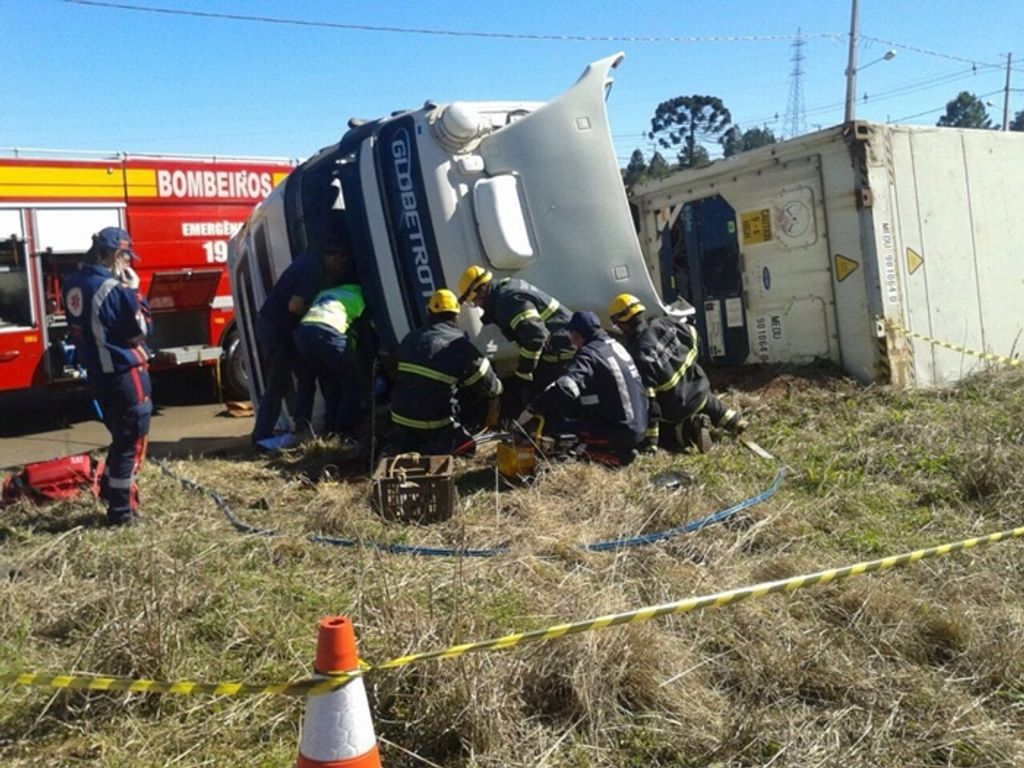 Motorista fica preso nas ferragens após tombamento de carreta