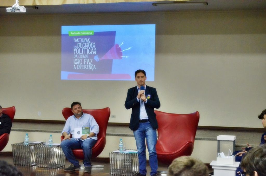 Alunos do Colégio Marista Frei Rogério se reúnem com os candidatos à prefeitura de Joaçaba