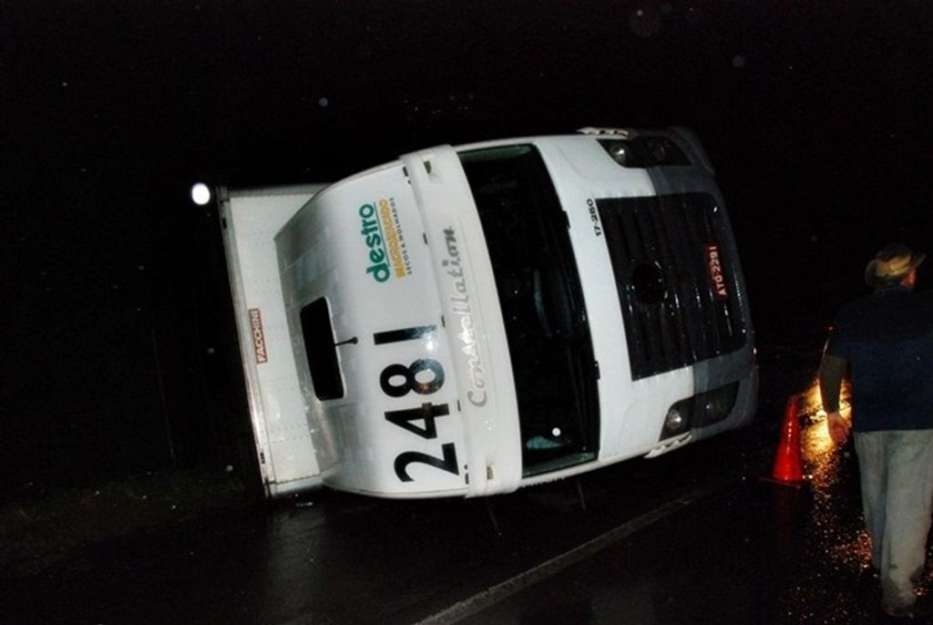Caminhão tomba nas proximidades do CPJ em Joaçaba