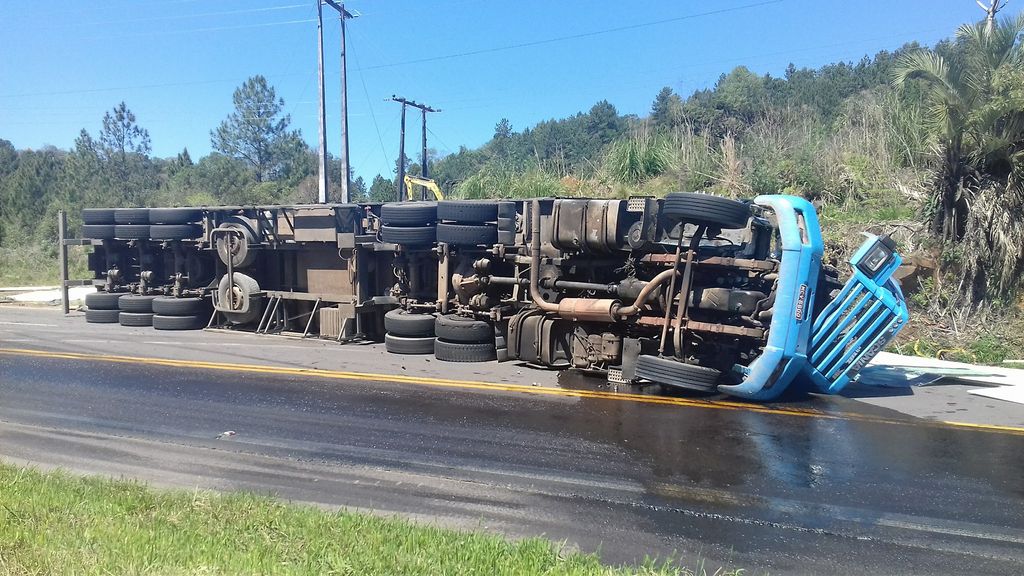 Carreta tomba na BR 282 em Catanduvas