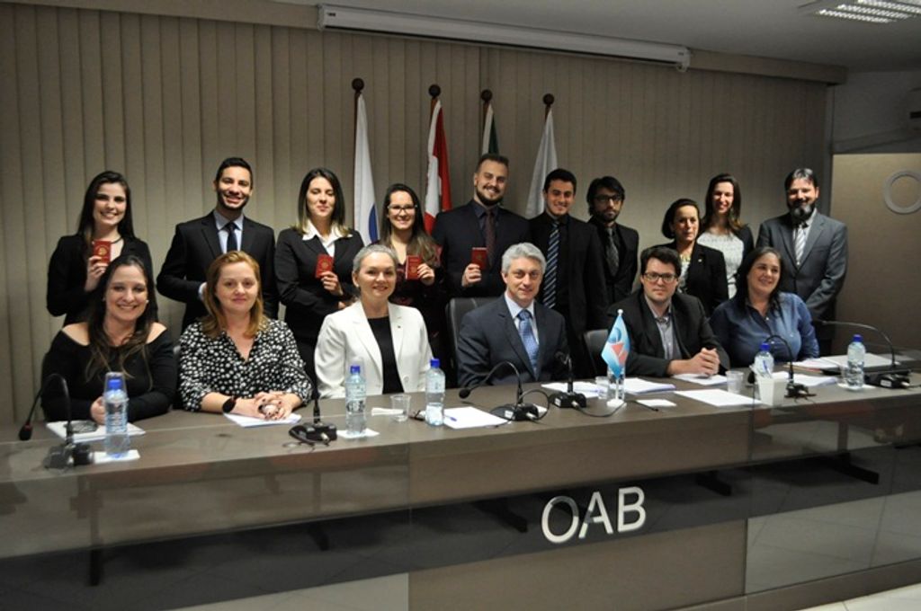 Subseção da OAB de Joaçaba entrega carteiras para sete advogados
