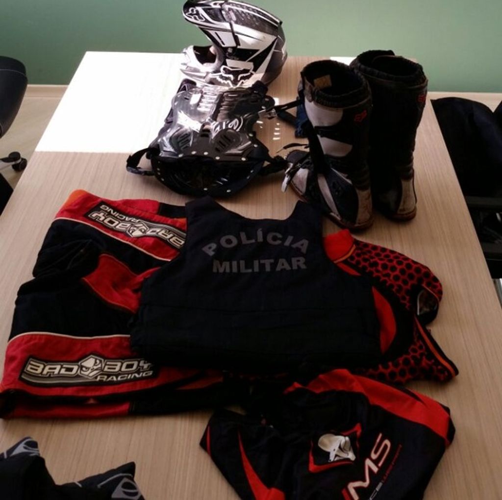 Polícia cumpre mandados de busca e apreensão e localiza motociclista que fugiu da PM