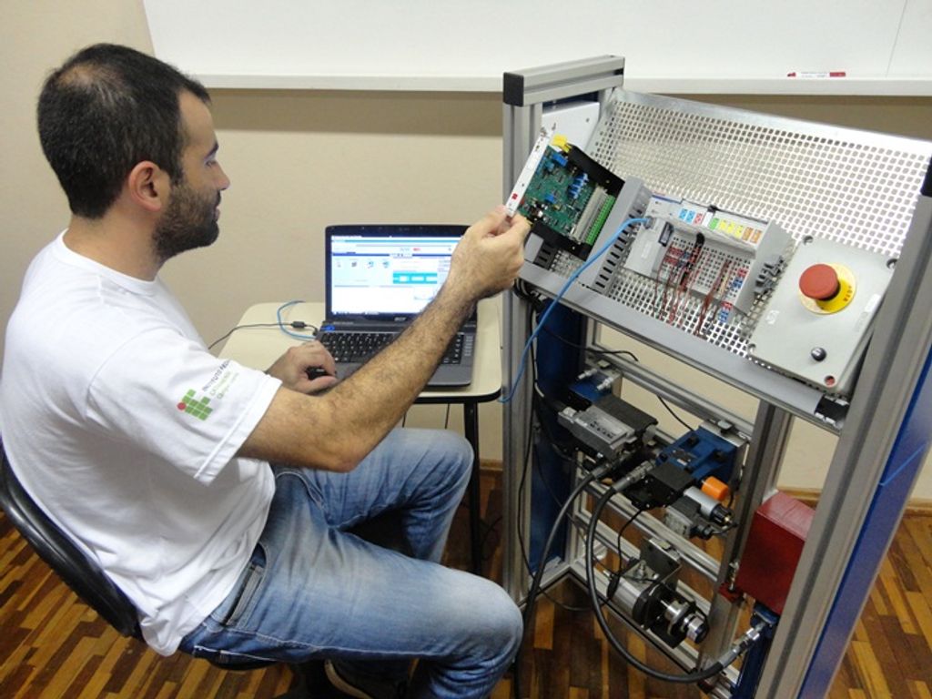IFC abre inscrições para curso técnico gratuito de Automação Industrial