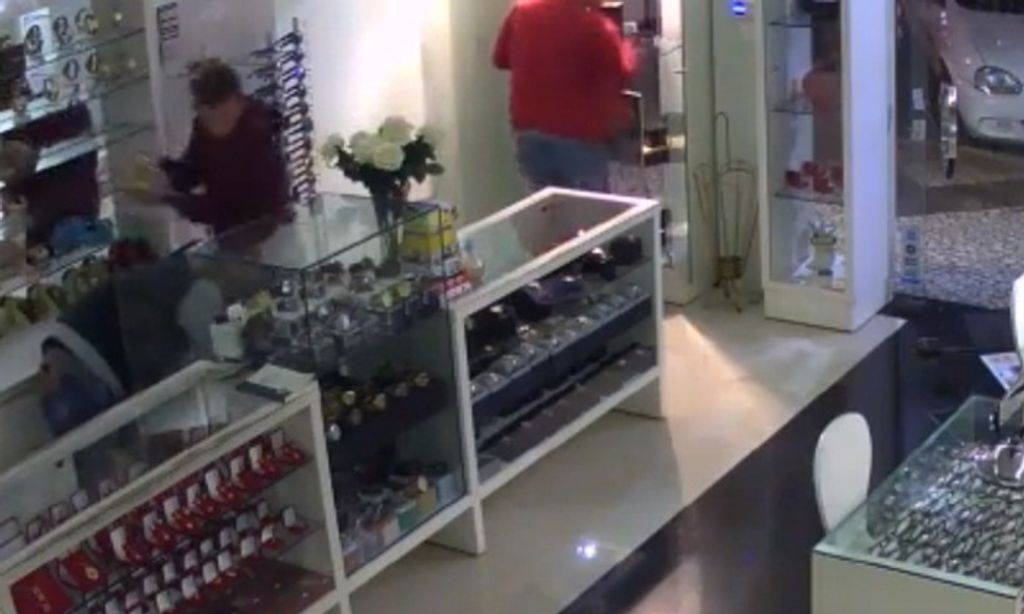 Vídeo mostra ladrões fazendo a limpa em ótica