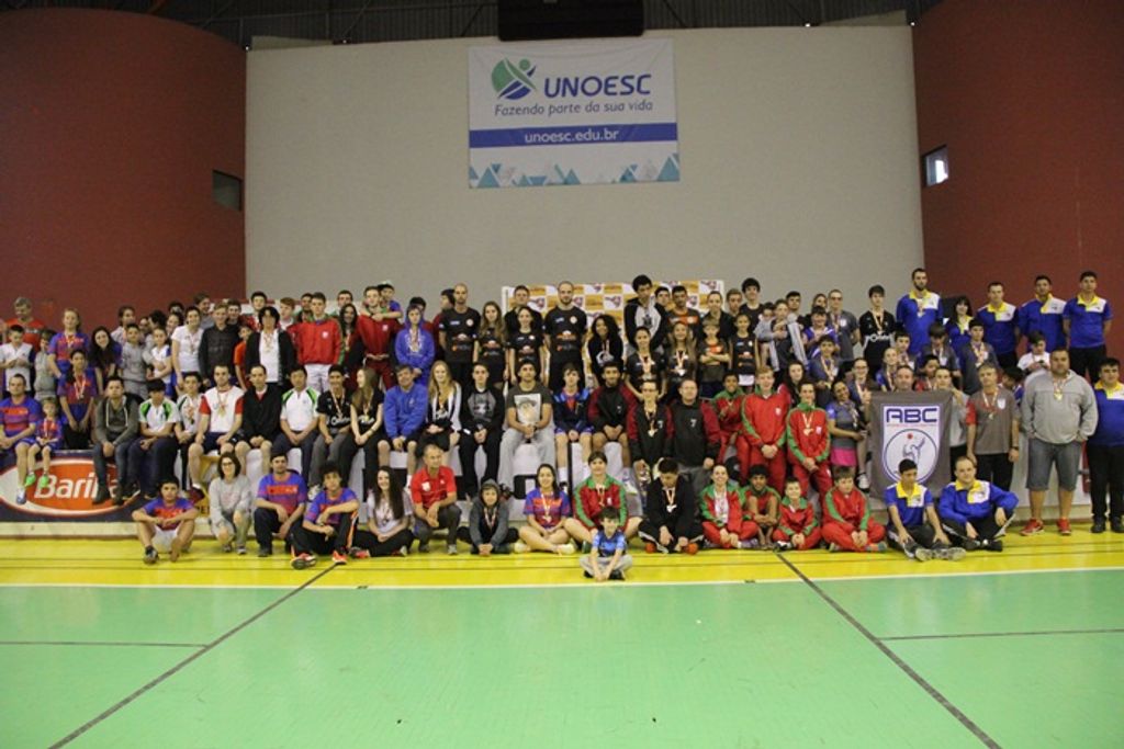 26 medalhas para Joaçaba no estadual de Badminton