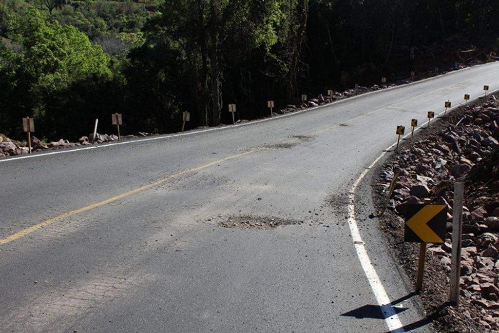 Rachaduras e buracos no asfalto do desvio da SC 150 chamam atenção de usuários do local