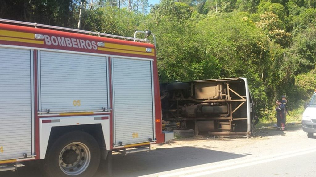 Ônibus tomba na BR-282, na Grande Florianópolis e duas pessoas morrem