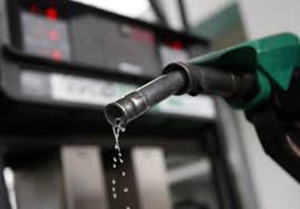 Posto de combustível escapa de golpe e de perder 100 litros de gasolina