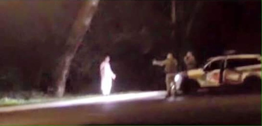 Jovem se fantasia de fantasma e assusta motoristas