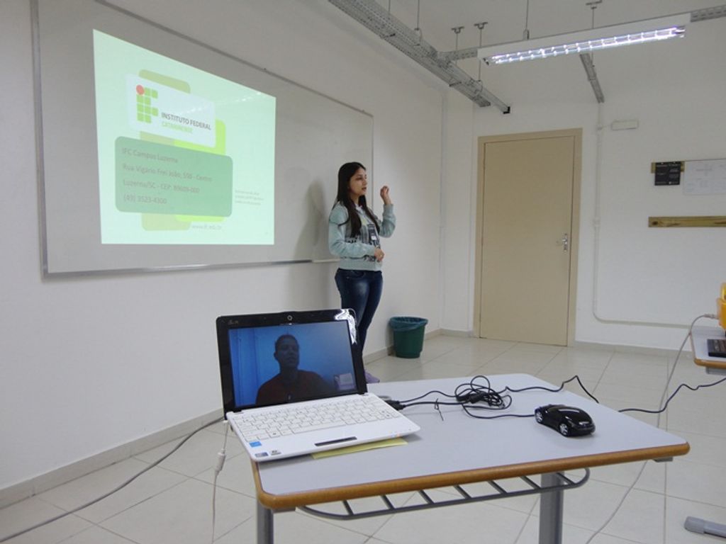 Projeto do IFC Luzerna desenvolve transmissões online em Libras
