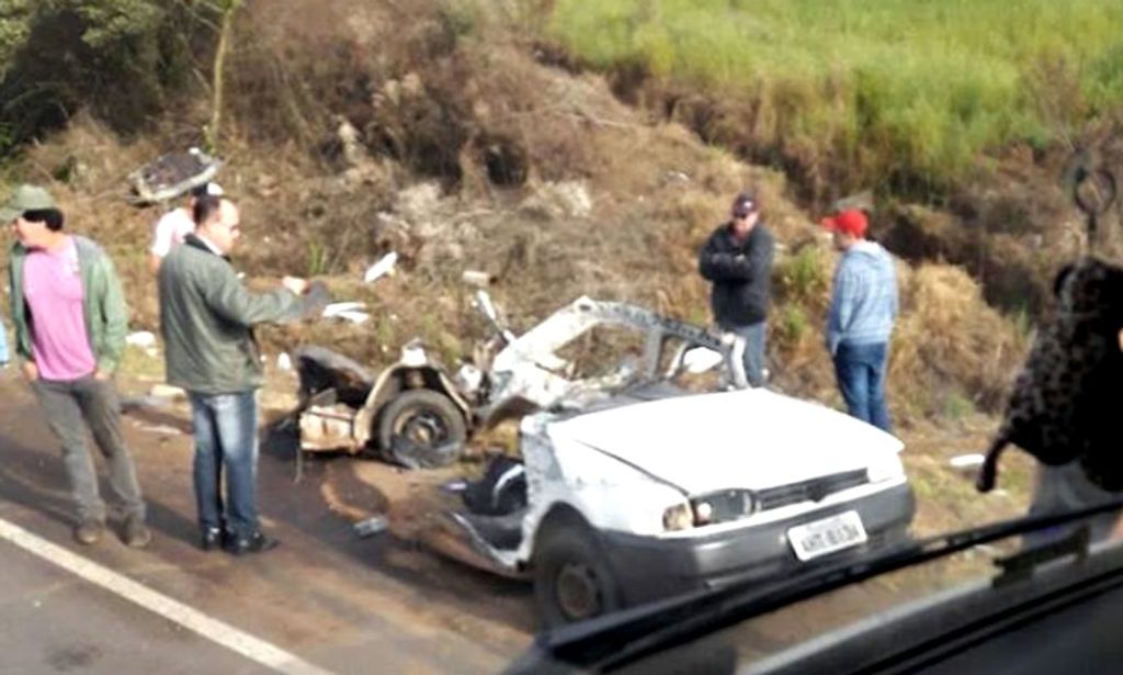 Acidente entre carretas e veículo de passeio provoca uma morte na BR-282