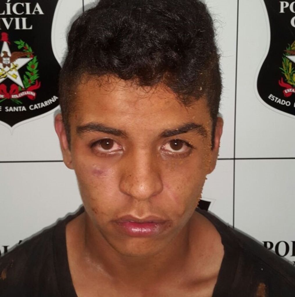 Jovem oferece droga para policial de folga e vai preso